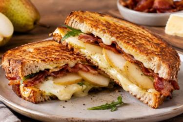 Disfruta del contraste dulce y cremoso con este sándwich de pera y queso