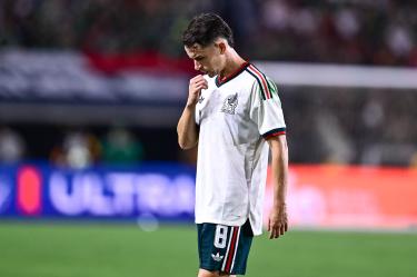 Álvaro Fidalgo fue increpado por un aficionado cuando iba a cobrar un tiro de esquina durante el partido de México y Chile en el Coliseum de Los Ángeles