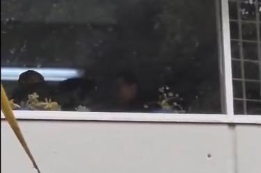Paramédicos y autoridades atienden a un estudiante de segundo año lesionado durante una riña al interior de la Prepa 1 de la UNAM.