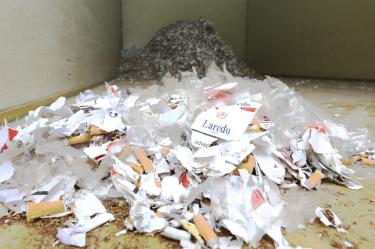 Más de un millón de cajetillas de cigarros apócrifos fueron destruidas en la Aduana de Lázaro Cárdenas, Michoacán.