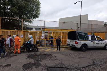 Policías capitalinos acudieron al plantel ante los reportes de presencia de encapuchados.