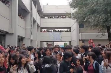 La comunidad estudiantil se congregó en los pasillos y explanada central del inmueble