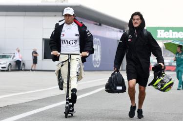 Sergio Pérez señaló que espera una oportunidad en Singapur y mandó un mensaje a la afición mexicana.