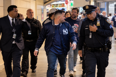 Un aficionado de los Yankees fue escoltado por elementos de seguridad después de interferir en un batazo de Anthony Volpe durante la eliminación de Nueva York ante Tampa Bay.