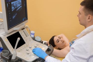 ¿Por qué algunas mujeres tienen que hacerse ultrasonido después de una mastografía?