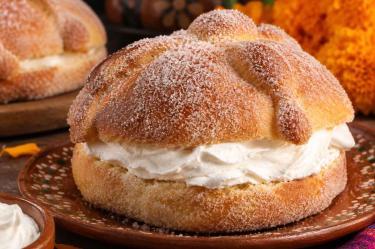 Pan de muerto relleno de nata