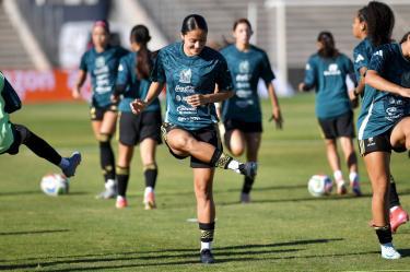 Rebeca Bernal durante un entrenamiento con la selección mexicana femenil.