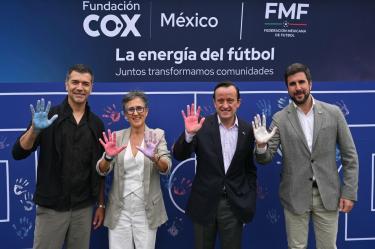 Al finalizar el evento, los directivos y embajadores se tomaron fotografías con niños y niñas de la fundación