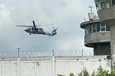 Un helicóptero de la Marina realiza sobrevuelos en la zona