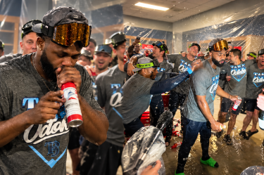 Junior Caminero protagonizó los festejos de los Rays tras eliminar a los Yankees y avanzar a la Serie de Campeonato de la Liga Americana.