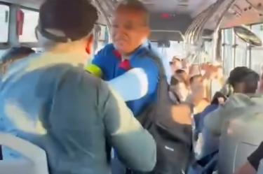 Dos adultos mayores sostuvieron una pelea dentro de un camión urbano, presuntamente a partir de que uno de ellos invadió el espacio personal del otro.