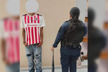 El joven se encontraba alterando el orden y ante el temor de que hiriera a algún alumno de inmediato fue detenido y puesto a disposición del Juez Cívico Municipal.