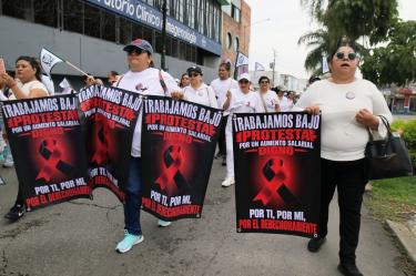 CUERNAVACA, MORELOS, 08OCTUBRE2026.- Miembros de la sección XIX del Sindicato de Trabajadores del Seguro Social marcharon desde la clínica número 1 del IMSS hasta las instalaciones del sindicato para exigir mejoras salariales, un diálogo entre la base trabajadora y los líderes sindicales; además de exponer que trabajan con pocos insumos medicos. FOTO: MARGARITO PÉREZ RETANA/CUARTOSCURO.COM