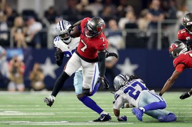Bucky Irving fue incontenible por la defensiva de Dallas al terminar con 165 yardas.