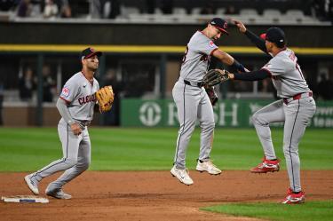 Brayan Rocchio, Steven Kwan y Ángel Genao celebran la victoria de Guardians, que obligan a un quinto partidos en la serie ante Chicago White Sox.