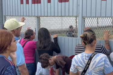 Ayer, familias de Sinalao vivieron una nueva jornada de angustia luego de la riña en el penal de Mazatlán, que dejó 10 muertos
