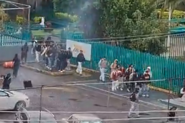 Policías capitalinos mantienen el resguardo perimetral en el Colegio de Bachilleres 6 tras la agresión con explosivos que causó lesiones a un profesor.