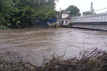 La crecida del río Apatlaco provocó inundaciones en viviendas de Jojutla y el rescate de dos personas en Xochitepec, Morelos.