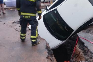 Cuerpos de auxilio laboran en la zona de Tlatelolco donde un automóvil particular cayó en un socavón generado por obras de infraestructura vial locales.