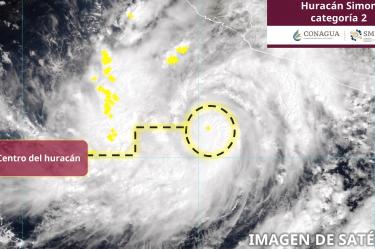 Imagen de satélite del huracán Simón en categoría 2, mostrando la ubicación de su centro y su trayectoria proyectada hacia las costas de occidente en México.