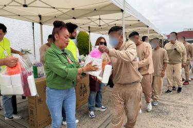 Como parte de las actividades realizadas en el penal de Neza Bordo, la diputada entregó artículos de higiene personal