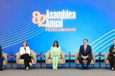 Afianza Delcy Rodríguez relación con sector privado y anuncia reformas