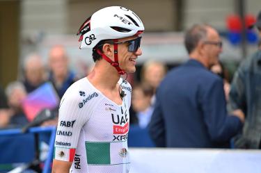 Isaac del Toro recibió un gran apoyo en Bérgamo, Italia, durante la presentación de los equipos para Il Lombardia 2026