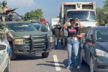 Familiares de reos bloquearon la carretera México 15 en Mazatlán para exigir informes tras dos riñas en el penal El Castillo con saldo de 12 muertos.