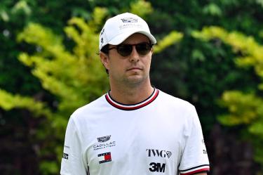 Sergio "Checo" Pérez le jugó una nueva broma a uno de sus compañeros en Cadillac, ahora fue el chino Zhou Guanyu