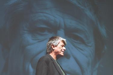 El escritor francés Emmanuel Carrère se presentó en la UNAM; hoy estará en la FIL Monterrey,