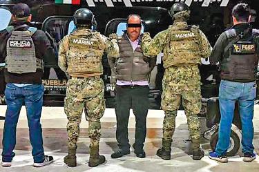 Juan Lira Maldonado, detenido y custodiado por autoridades mexicanas.