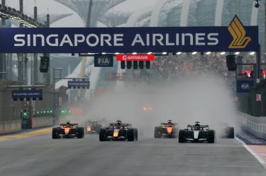 La arrancada de la sprint de Singapur se dio en condiciones de pista mojada.