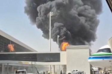 Las autoridades saudíes evacuaron el Aeropuerto Internacional Rey Khalid tras registrarse una fuerte explosión durante un nuevo episodio de tensión regional.