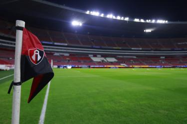 Escudo de Atlas en el banderín de esquina del Estadio Jalisco
