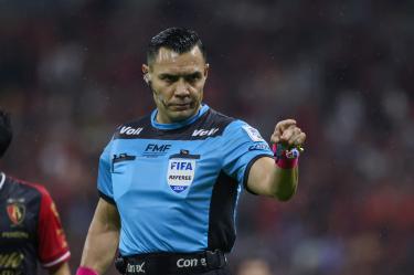 El 'Gato' Ortiz no señaló un penalti en favor de Chivas en el Clásico Tapatío