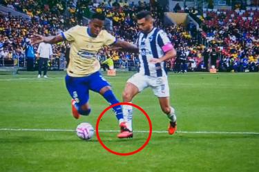 La jugada polémica del penal. Un pisotón de Cristian Borja sobre Jesús "Tecatito" Corona en el primer tiempo