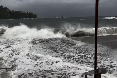 El avance del huracán Simón desata lluvias extraordinarias, marea de tormenta y oleaje de hasta 8 metros.