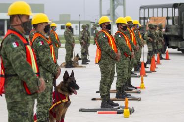 Los elementos son apoyados con mil 470 vehículos, 323 equipos de maquinaria pesada y 18 aeronaves que se han desplazado para brindar atención en las entidades afectadas.