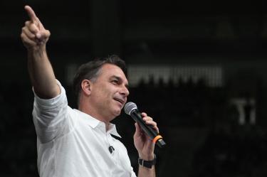 A dos semanas de la elección las encuestas dan como favorito al hijo del expresidente Jair Bolsonaro.