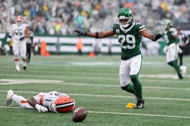 Minkah Fitzpatrick reacciona después del salvaje golpe que le dio en la cabeza a KC Concepción.
