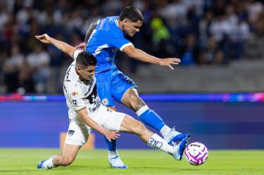 Pumas y Cruz Azul empataron en un partido de goles y polémica