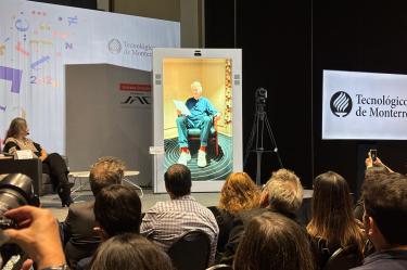 Jean-Marie Gustave Le Clézio dio una conferencia mediante la tecnología del holograma