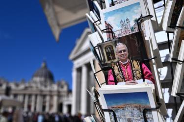 El papa León XIV mantiene su agenda habitual este lunes mientras espera someterse a una intervención quirúrgica.