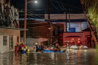 Autoridades disponen de un helicóptero de rescate para intensificar la búsqueda de los desaparecidos.