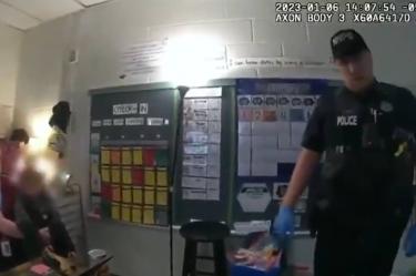 Las imágenes de cámara corporal muestran al niño, con el rostro difuminado, dentro del aula.