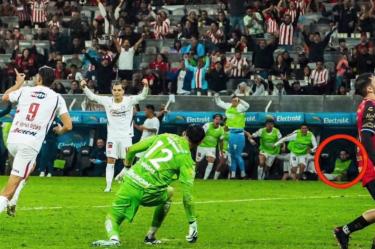 ¿Qué le pasa a Jordan Carrillo? La polémica imagen en el Clásico Tapatío con Chivas