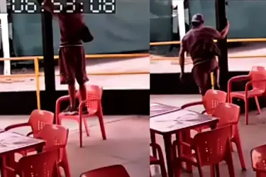 Unas cámaras de seguridad captaron el preciso momento en que un sujeto intentó salirse con la suya al robar una pantalla en el municipio de Guadalupe, Nuevo León.