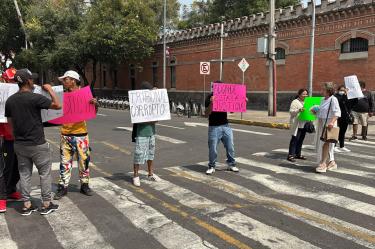 Debido a la movilización, policías de la Subsecretaría de Control de Tránsito realizaron un operativo para canalizar a los automovilistas por vialidades alternas.
