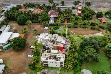 11 de octubre de 2026 - 19:17topshot - panama - earthquake - aftermathPlaya Venao, PanamaFoto porDANIEL DE CARTERET / AFPFoto por DANIEL DE CARTERET / AFPThis aerial view shows a partially destroyed house in Playa Venao, Los Santos province, about 360 km southwest of Panama City, on October 11, 2026.A powerful 7.7-magnitude earthquake rocked Panama on October 9, 2026, collapsing buildings and roads in the center of the country and injuring at least 27 people, with no deaths reported.