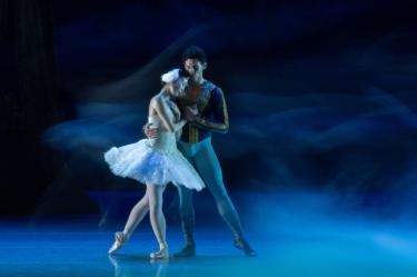 La Compañía Nacional de Danza presentó una nueva lectura de El lago de los cisnes en el Auditorio Nacional